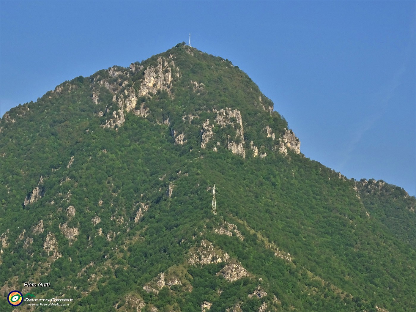 11 Zoom sulla cima dello Zucco ...da dove sale il sentiero della Direttissima per la cima.JPG